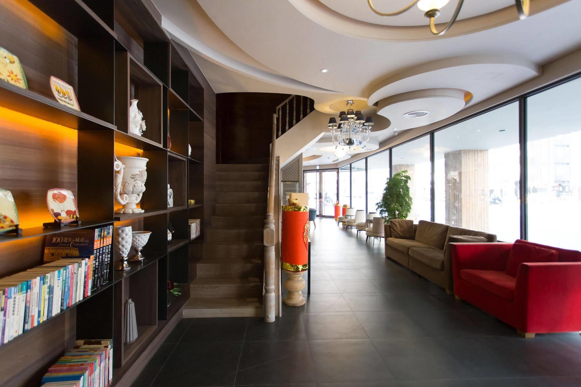 Hotel 麗馨商旅七賢館 Kaohsiung Esterno foto